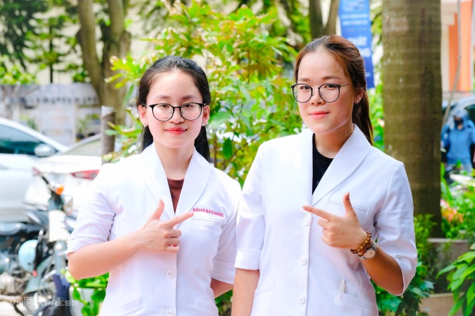 Hai nữ sinh giành suất thực tập ở bệnh viện hàng đầu Pháp | Nghề Giáo | Câu chuyện truyền cảm hứng |