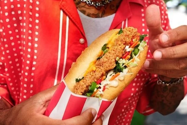 Tranh cãi món bánh mì nhân gà rán tại KFC
