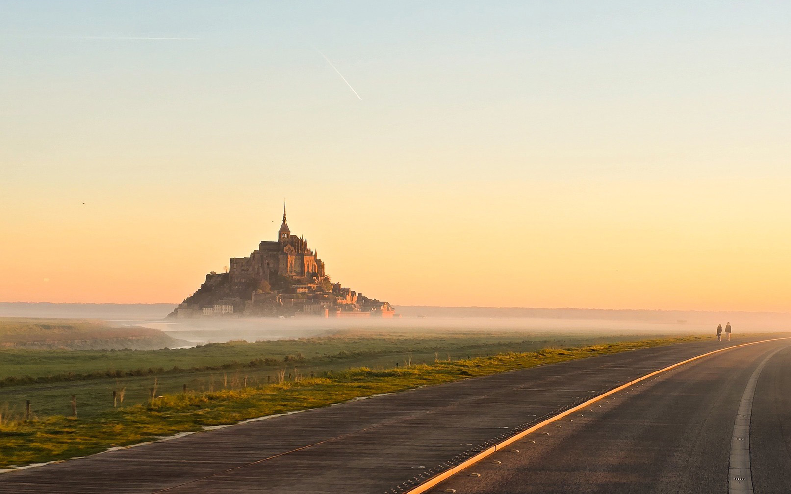 Bình minh yên ả tại tu viện Mont Saint Michel ở Pháp