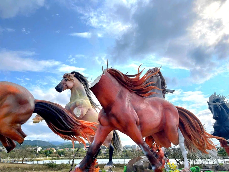 Linh vật ngựa 'Bát mã truy phong' ở công viên Lao Bảo bị đập phá