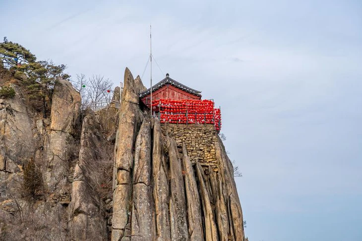 Tin lời thầy bói, giới trẻ Hàn Quốc đổ xô lên núi cầu may