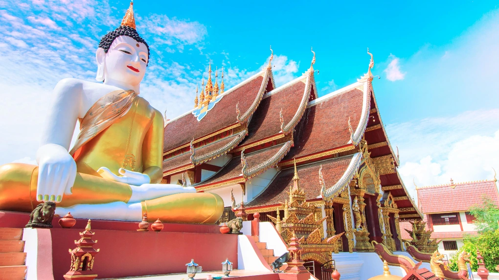 Du khách nước ngoài mặc bikini tắm nắng trước chùa ở Thái Lan gây tranh cãi