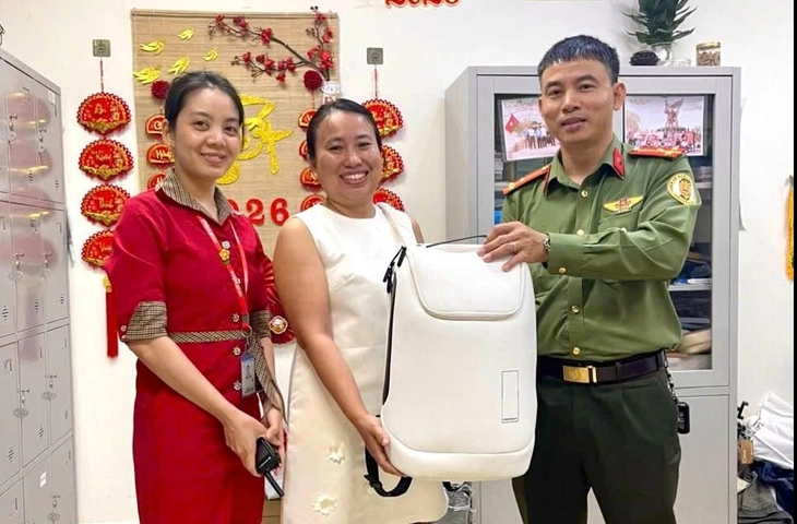 Trao trả ba lô chứa 5.000 USD, 40.000 rupee bỏ quên tại sân bay cho du khách Ấn Độ