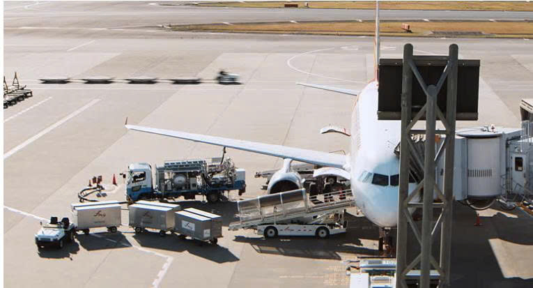 Vì sao hành khách luôn lên xuống máy bay bằng cửa bên trái?