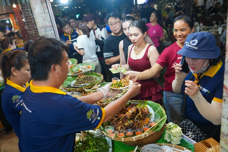 Để du khách mở ví về đêm