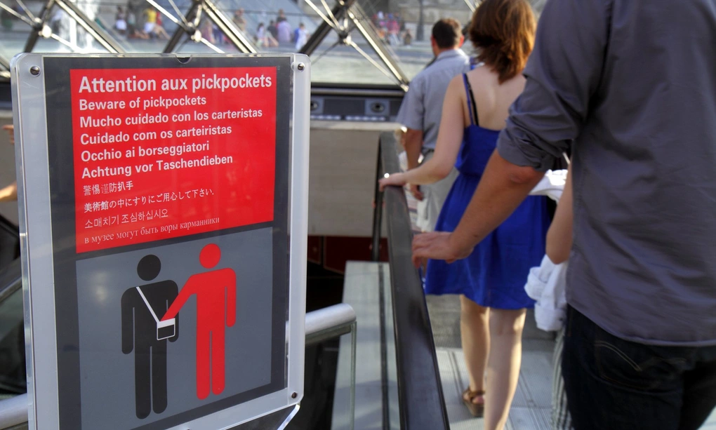 Nữ du khách Việt ám ảnh “ngón tay trong túi xách” khi du lịch châu Âu