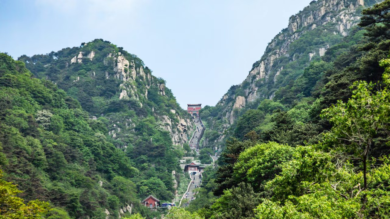 Du khách leo núi nổi tiếng gặp 'thảm cảnh', chen chúc trong nhà vệ sinh