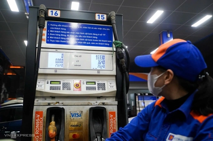 Giá xăng giảm gần 4.000 đồng một lít