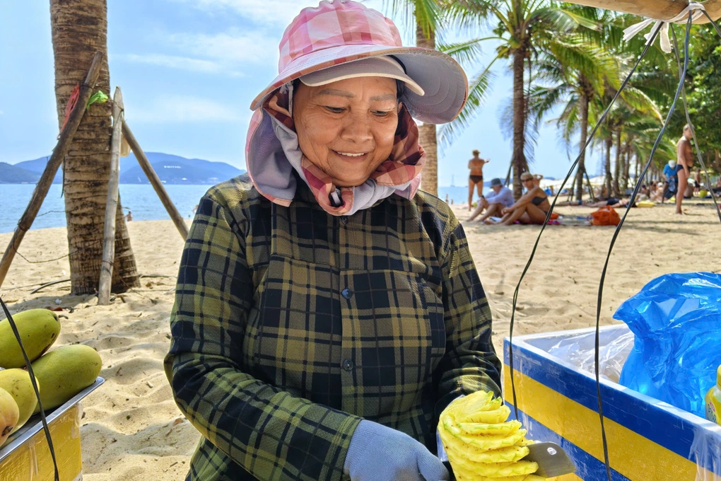Dì Mai hát tiếng Anh nổi tiếng thế giới: Bán trái cây nuôi 2 con đại học