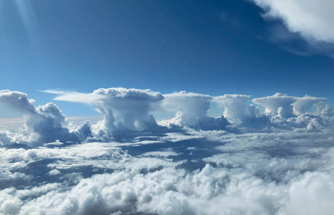 Phi công ghi lại hiện tượng kỳ lạ ở độ cao hàng nghìn mét từ cửa sổ máy bay