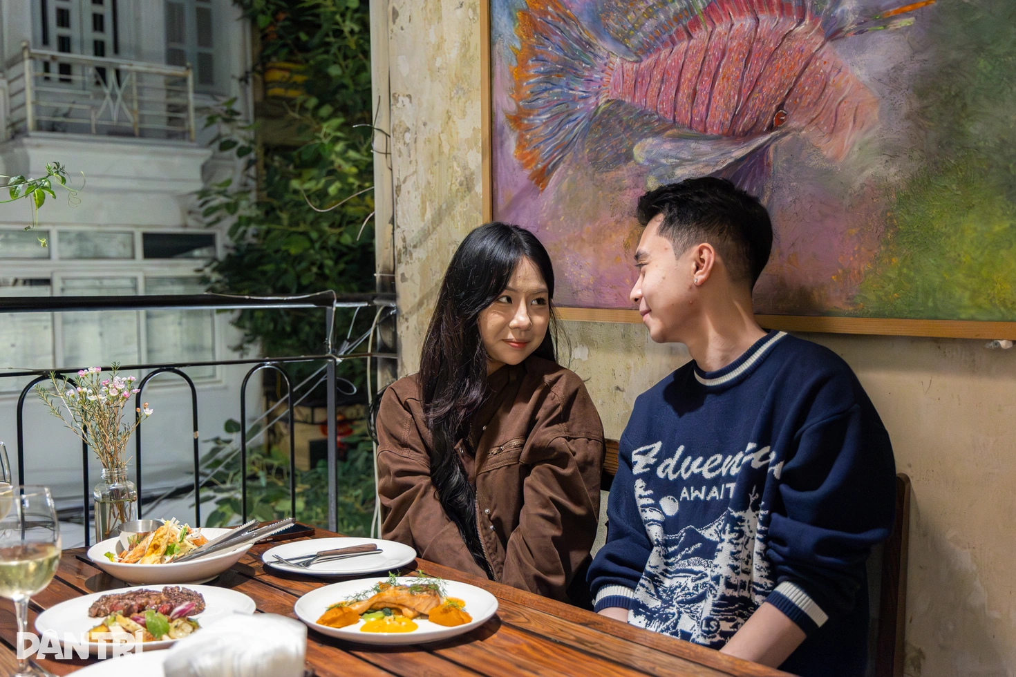 Hà Nội: Quán ăn hút khách nhờ chiếc bàn cứ ngồi vào là... cưới