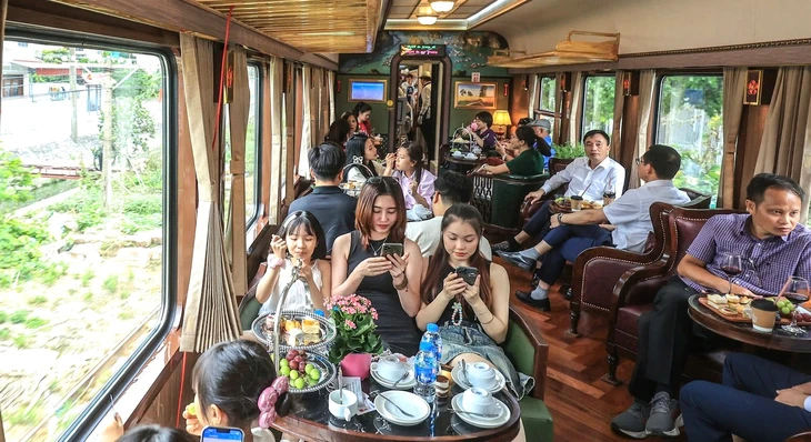 Khách đến Nha Trang bằng tàu hỏa tăng vọt, sân bay Cam Ranh cũng đón cả trăm ngàn khách