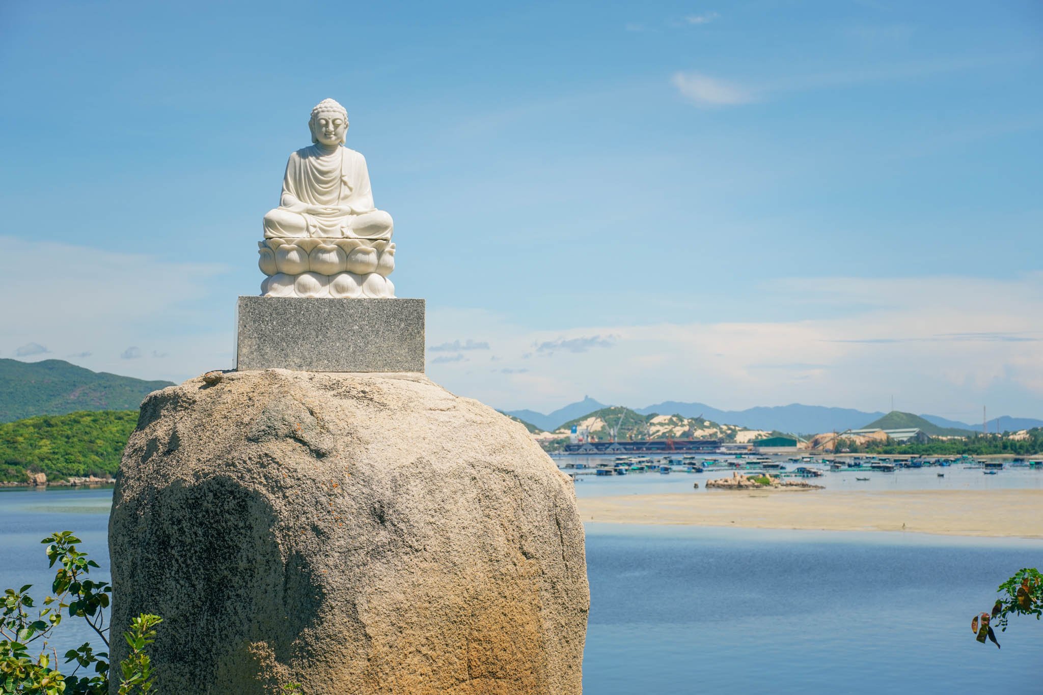 Thiên Ân Đầm Môn: Ngôi chùa Việt - Nhật giao hòa giữa biển trời Vân Phong