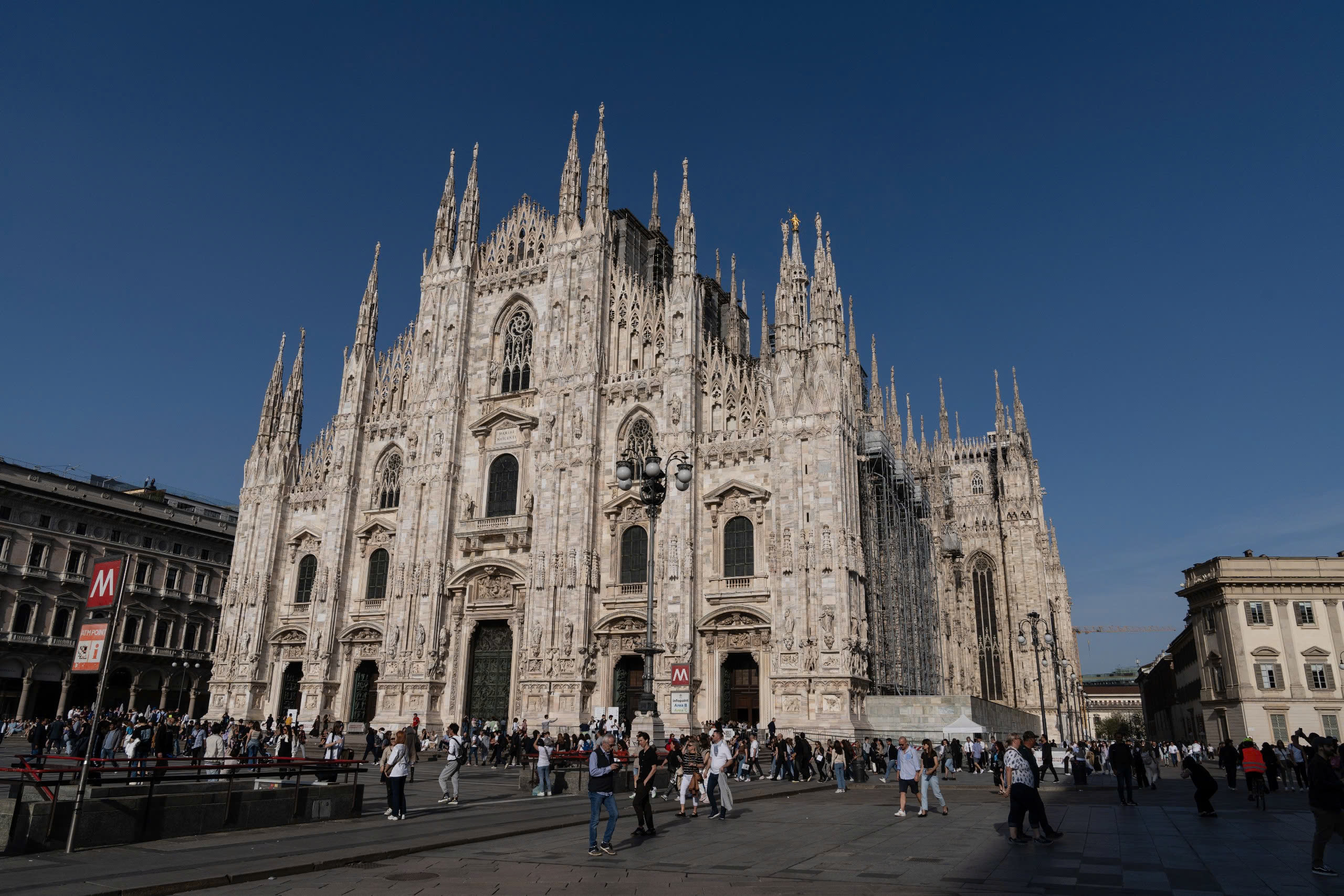 Đắm chìm trong vẻ đẹp tráng lệ của Nhà thờ Duomo Di Milano