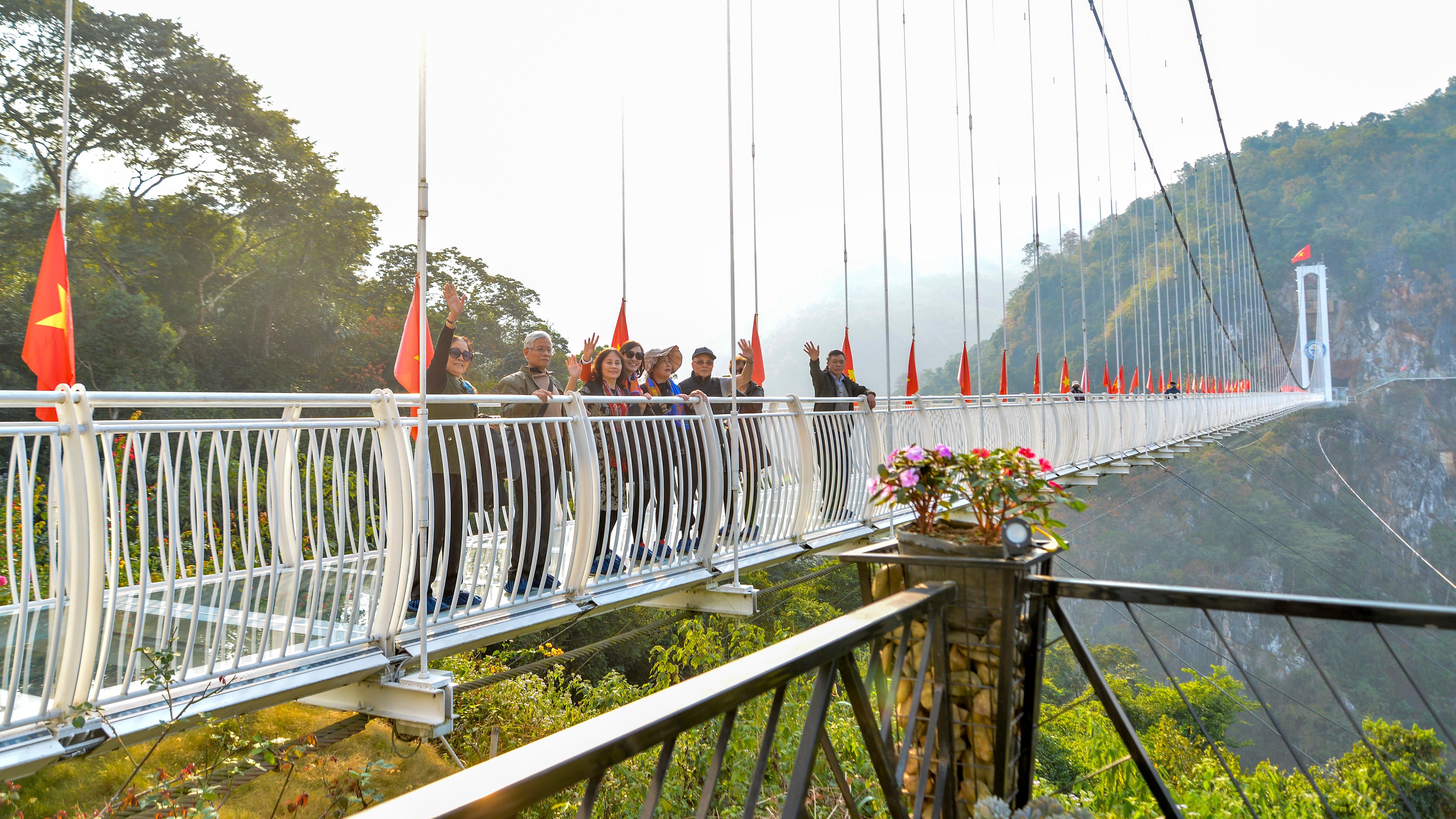 Cảm giác “đi trên không” ở cầu kính dài nhất thế giới tại Mộc Châu