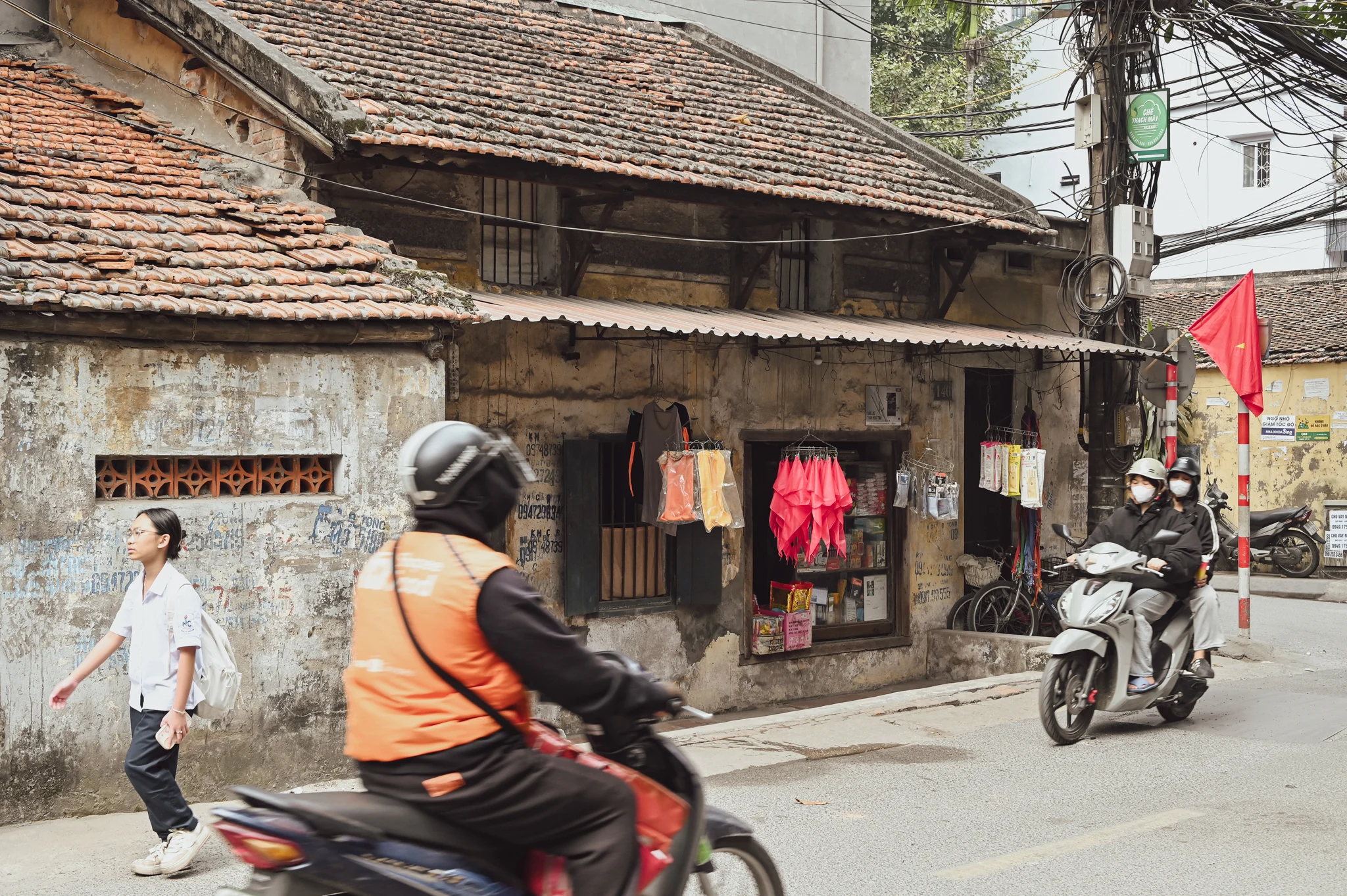 Tiệm tạp hóa cũ - Ký ức Hà Nội xưa còn sót lại