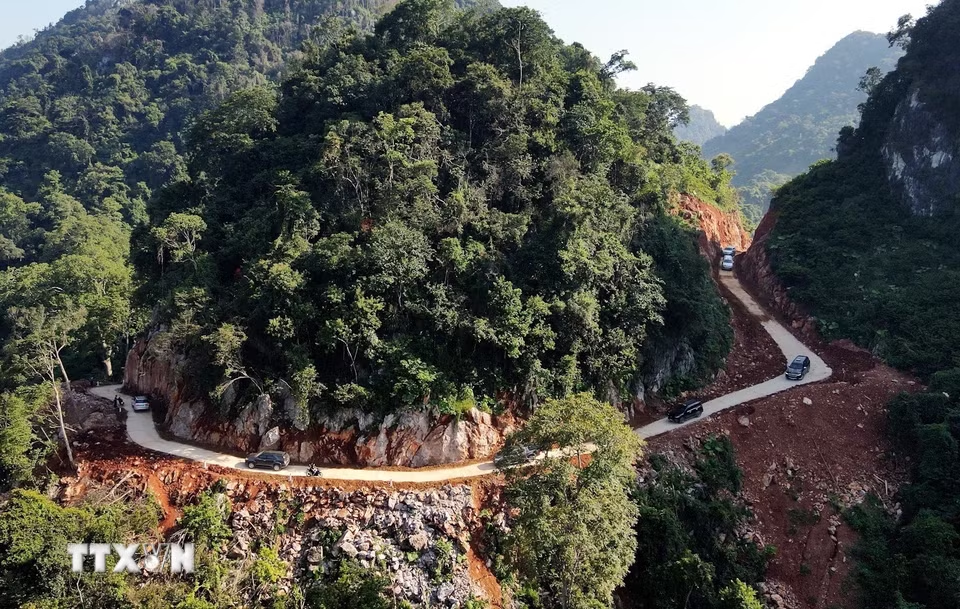 Cận cảnh 'con đường hạnh phúc' xuyên qua đồi ở vùng cao xứ Lạng