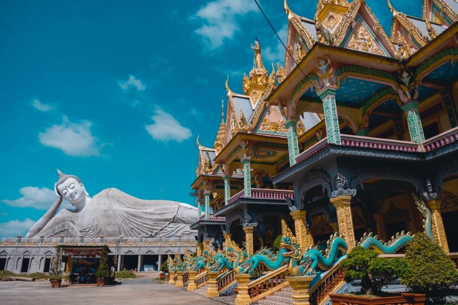 Chùa Som Rong Sóc Trăng cùng bức tượng Phật nằm khổng lồ
