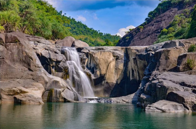 Vẻ hoang sơ, kỳ vĩ của điểm du lịch Vực Phun ở Phú Yên