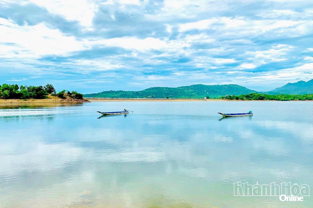 Hồ Lanh Ra - Vẻ đẹp bình yên giữa núi rừng Phước Hậu