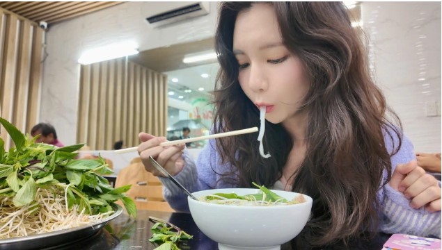 Cặp đôi Hàn Quốc ăn 3 tô phở một ngày, tiết lộ quán ngon "số 1" ở TPHCM