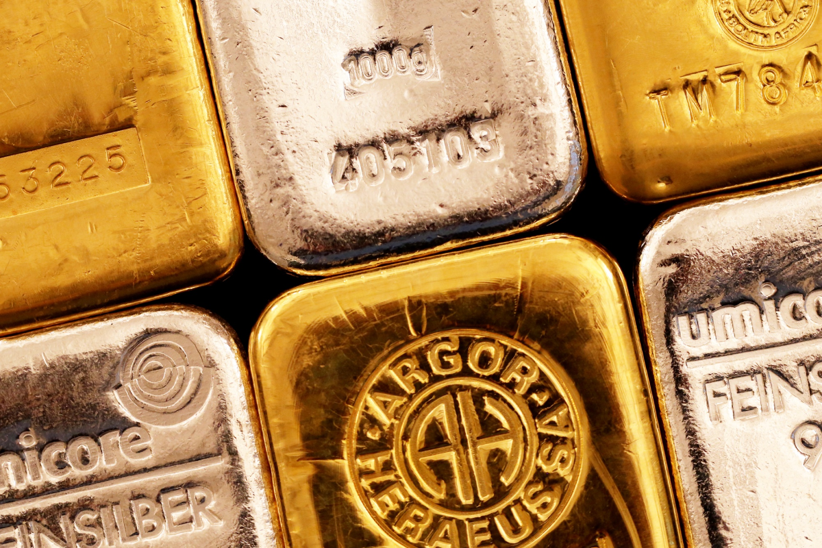 Giá vàng áp sát mốc 5.000 USD/oz, giá bạc vượt 100 USD/oz