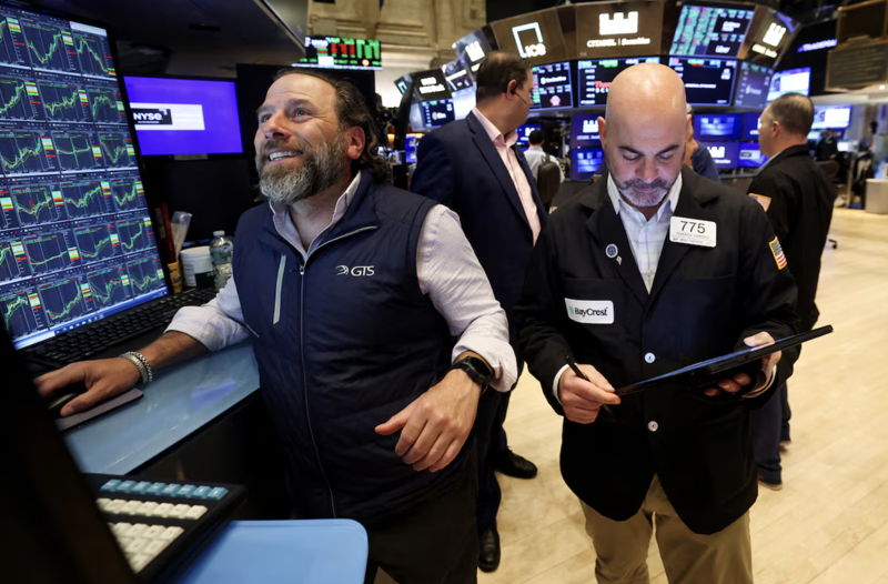 S&P 500 tăng một hơi 5 phiên, giá dầu quay đầu giảm