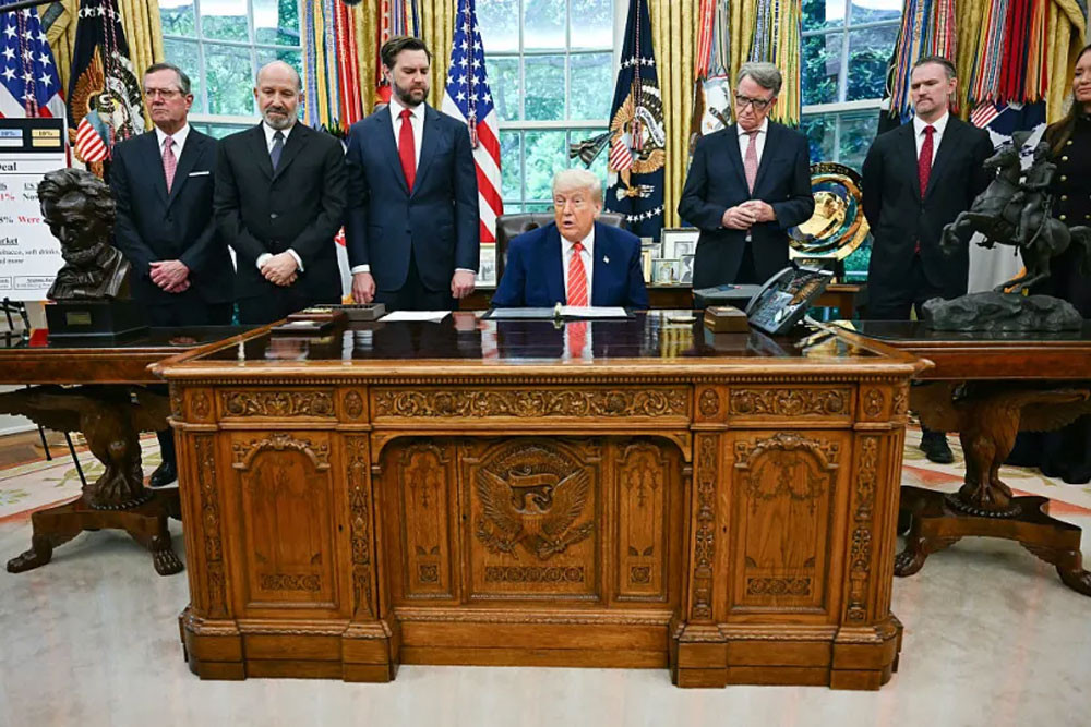 Ông Trump ký thoả thuận thương mại song phương đầu tiên, báo hiệu điều gì?