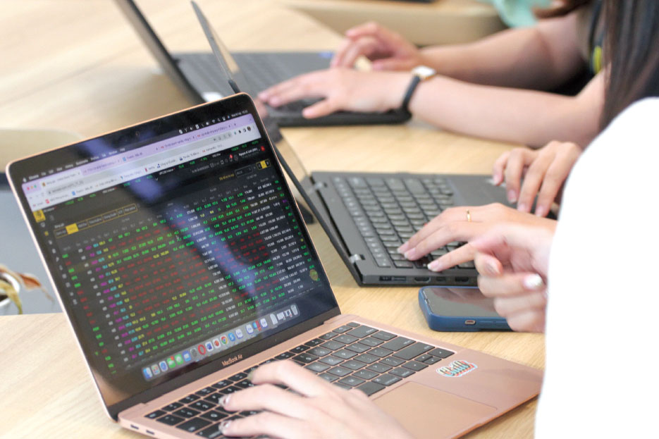 Chứng khoán tháng cuối năm: Áp lực từ vĩ mô và rủi ro địa chính trị