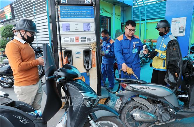 Người dân và doanh nghiệp vận tải thích ứng với biến động giá xăng dầu