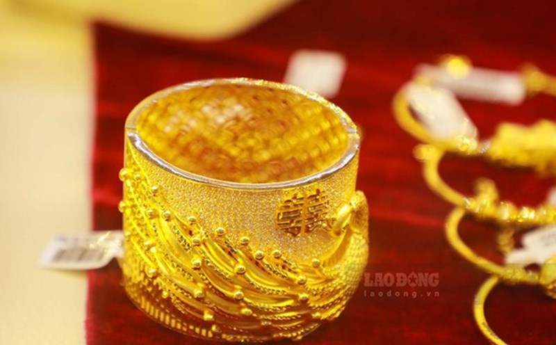 Kinh tế 24h: Vàng nhẫn hút khách, cửa hàng tấp nập người chờ mua