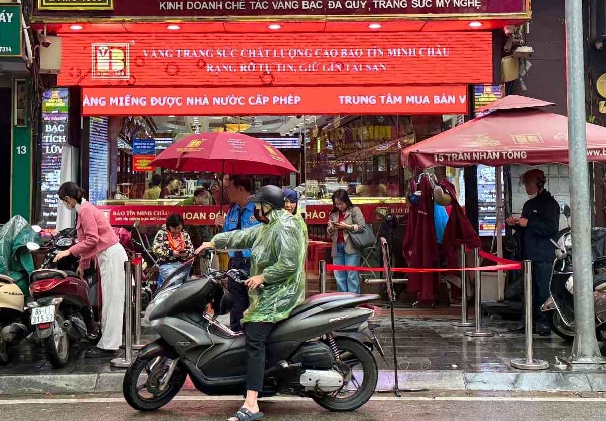 Kinh tế 24h: Giá vàng sụt giảm, thị trường bớt đông đúc